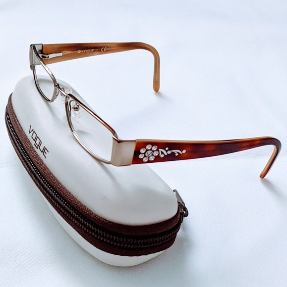 Vogue Eyewear Accessories - Vogue glasses